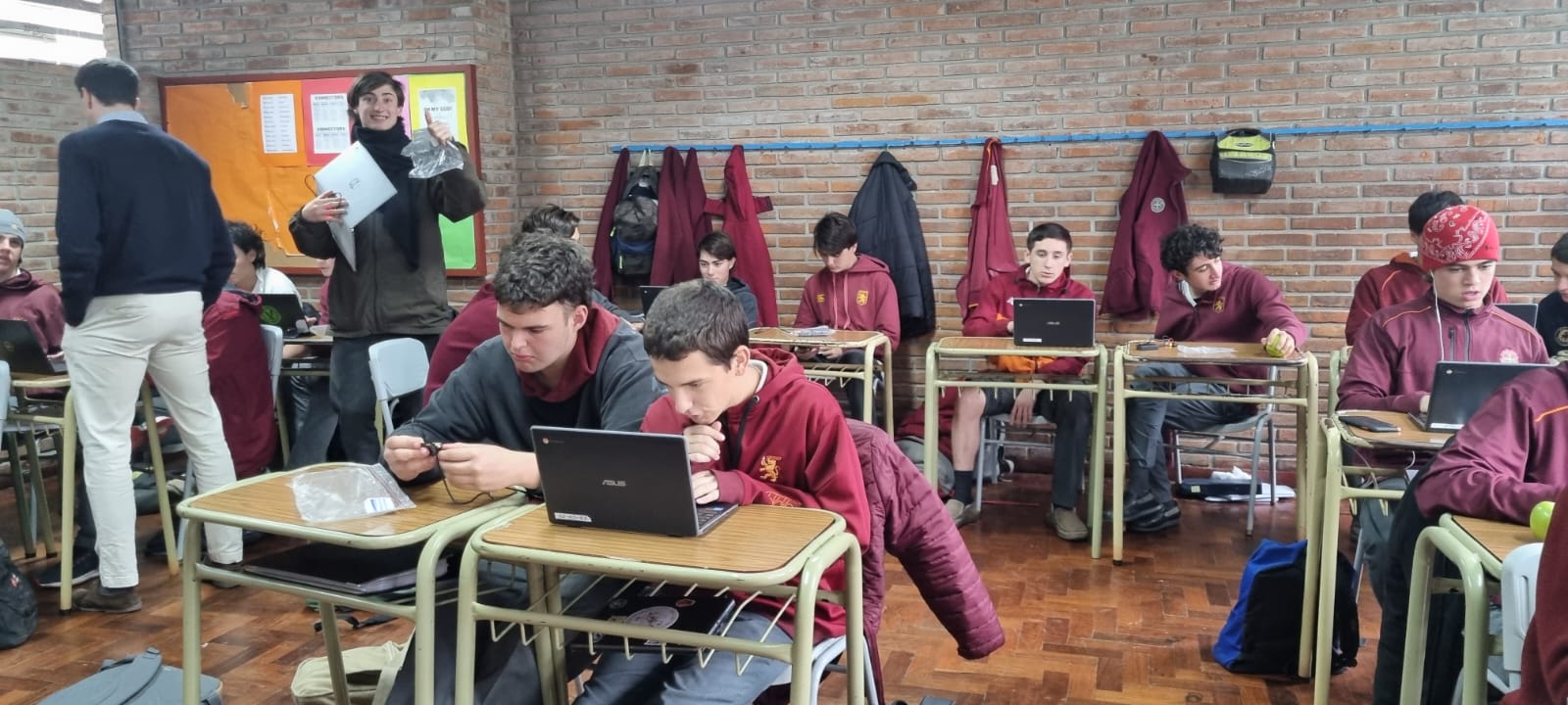 niños explorando con recursos tecnologicos